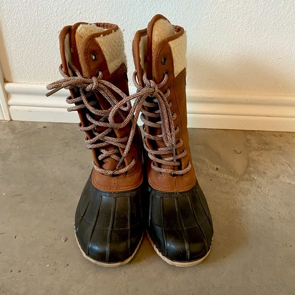 Magellan Outdoors Shoes - Brown snow boots size 8